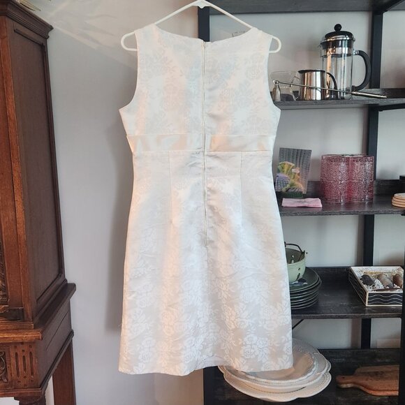 Elegant White Sleeveless Dress - Picture 3 of 7